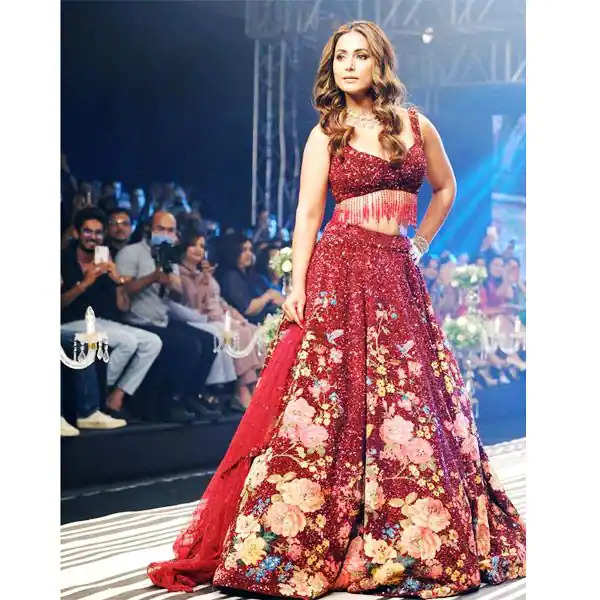 Entertainment News- फैशन शो में हीना खान ने दिखाया अपना जलवा, देखें तस्वीरें