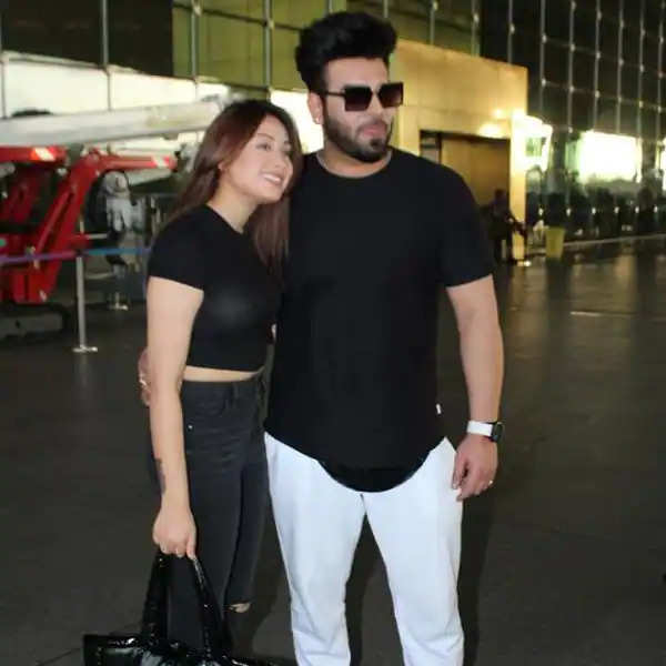 Entertainment News-  पारस छाबड़ा और माहिरा शर्मा एयरपोर्ट पर ब्लैक ड्रेस में दिखें, देखें तस्वीरें