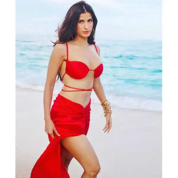 Entertainment News-सोनिया बिरजे ने समुद्र तट पर लाल ड्रेस में मचाया हडकंप, देंखे तस्वीरें