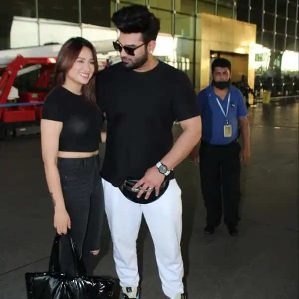 Entertainment News-  पारस छाबड़ा और माहिरा शर्मा एयरपोर्ट पर ब्लैक ड्रेस में दिखें, देखें तस्वीरें